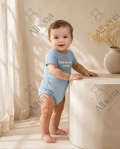 Body de manga corta con estampado 'Little Brother Energy' de Baby Boy - Azul - foto 2